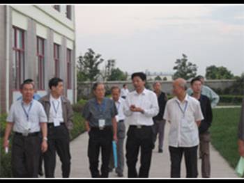 中國(guó)科學(xué)院和中國(guó)工程院院士周國(guó)治等來公司視察(圖1)